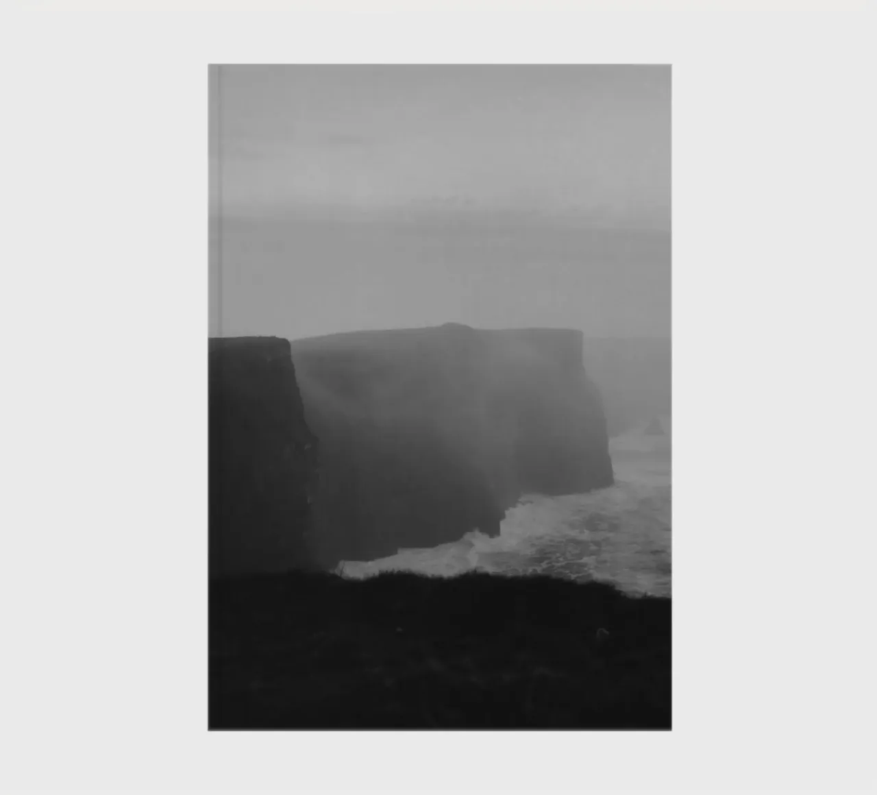 Cliffs of Moher, Irland, schwarz weiß am Abend, Querformat diario da Stina Freytag