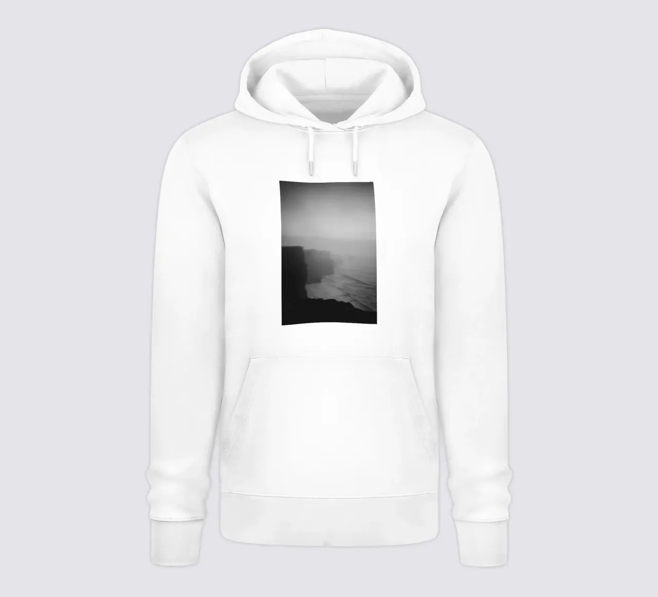 Cliffs of Moher, Irland, schwarz weiß am Abend, Hochformat felpa con cappuccio da Stina Freytag
