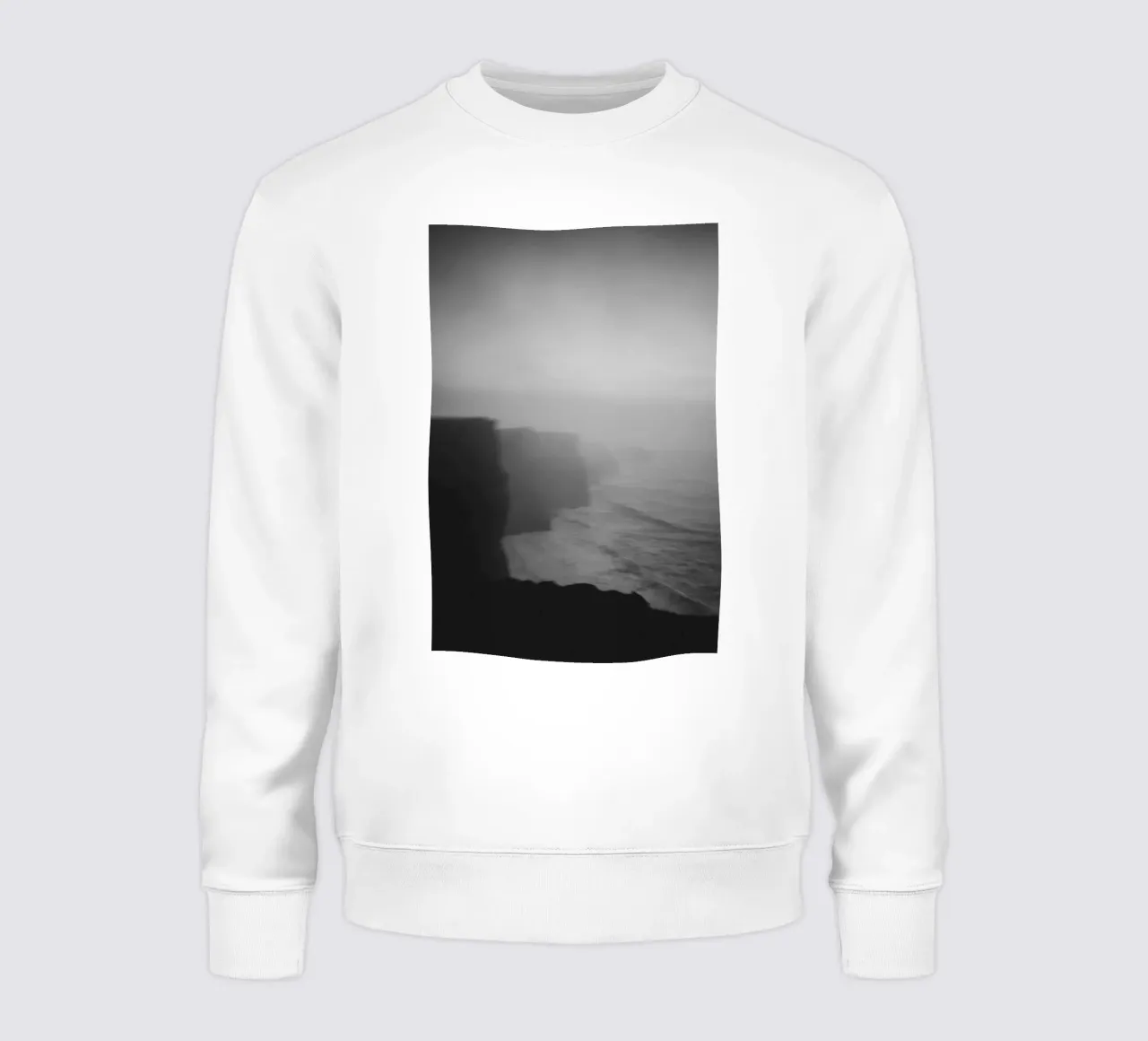 Cliffs of Moher, Irland, schwarz weiß am Abend, Hochformat felpa da Stina Freytag
