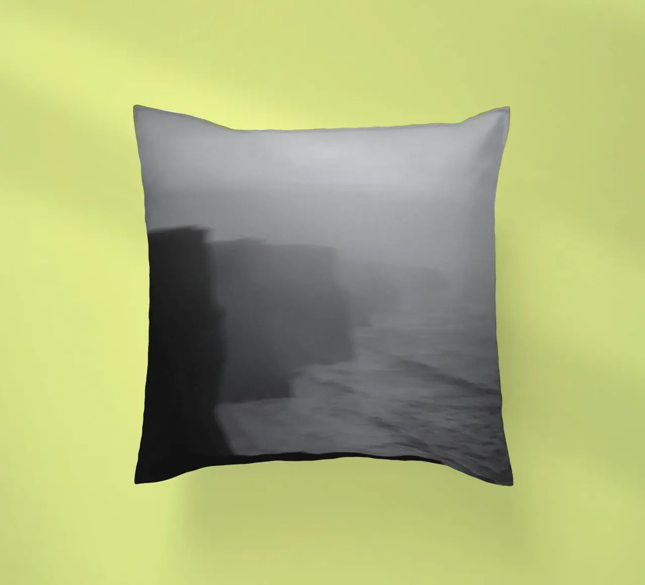 Cliffs of Moher, Irland, schwarz weiß am Abend, Hochformat cuscino da Stina Freytag