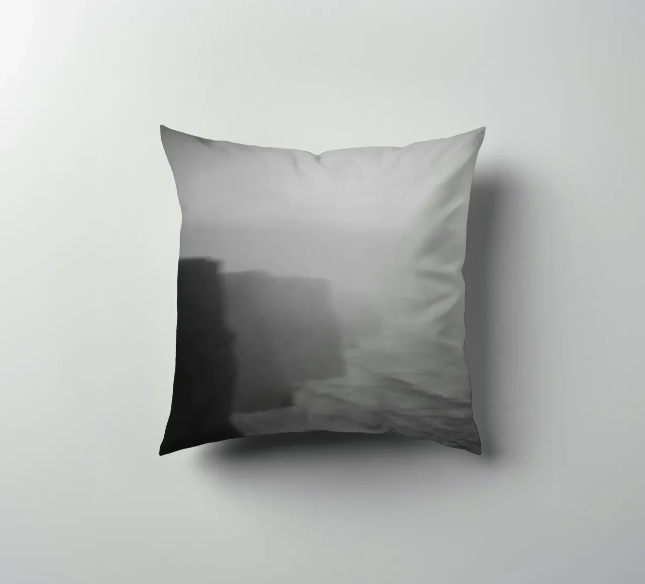 Cliffs of Moher, Irland, schwarz weiß am Abend, Hochformat cuscino da Stina Freytag
