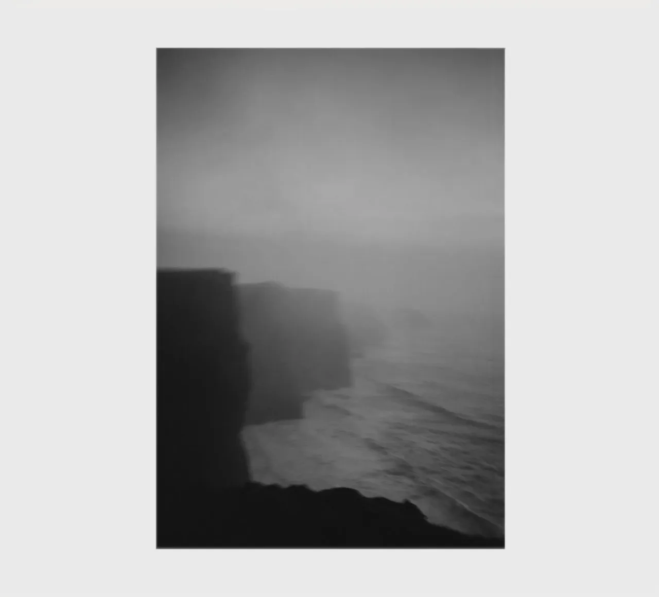 Cliffs of Moher, Irland, schwarz weiß am Abend, Hochformat diario da Stina Freytag