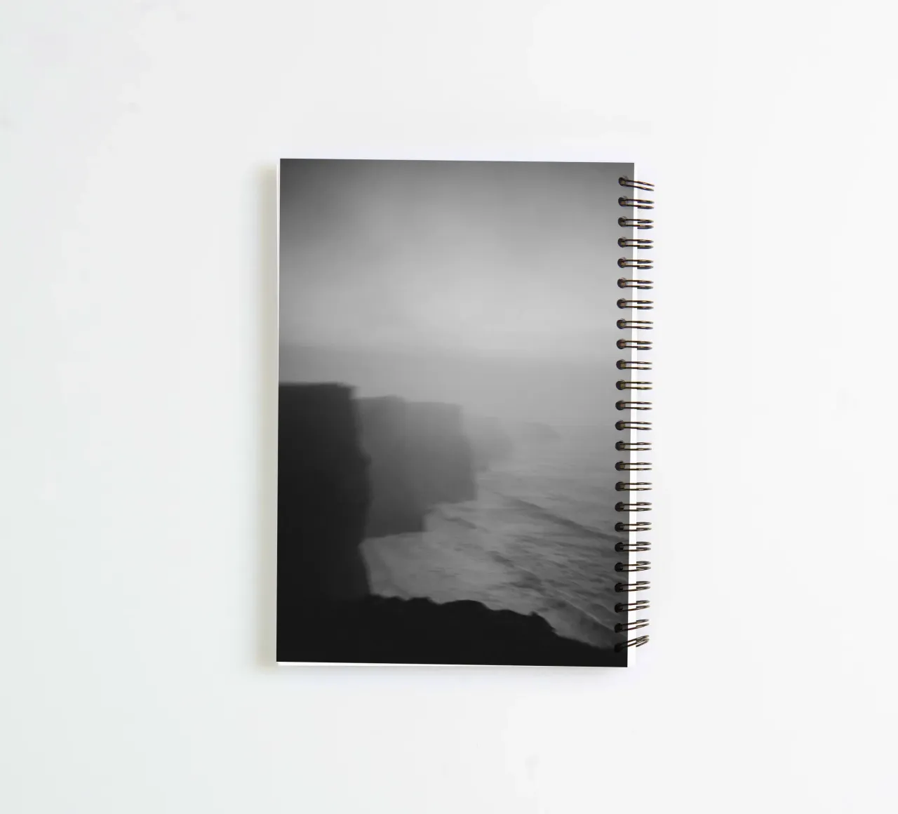 Cliffs of Moher, Irland, schwarz weiß am Abend, Hochformat diario ad anelli da Stina Freytag