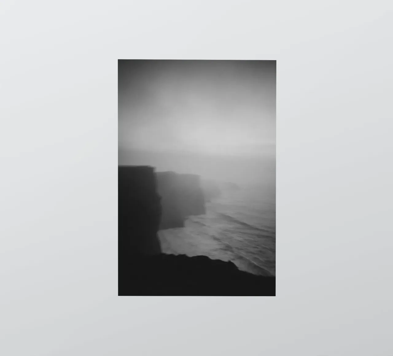 Cliffs of Moher, Irland, schwarz weiß am Abend, Hochformat adesivo da Stina Freytag