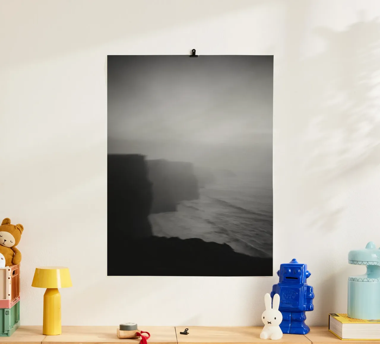 Cliffs of Moher, Irland, schwarz weiß am Abend, Hochformat poster con telaio in legno da Stina Freytag