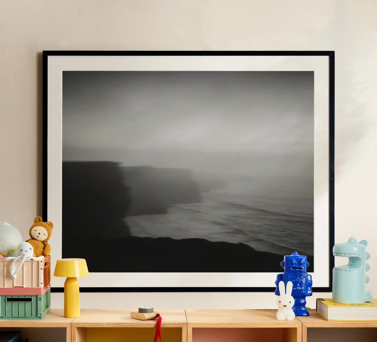 Cliffs of Moher, Irland, schwarz weiß am Abend, Hochformat poster con telaio in legno da Stina Freytag