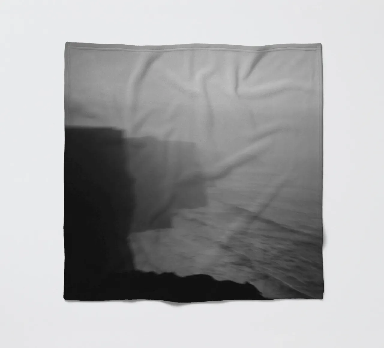 Cliffs of Moher, Irland, schwarz weiß am Abend, Hochformat coperta in pile da Stina Freytag