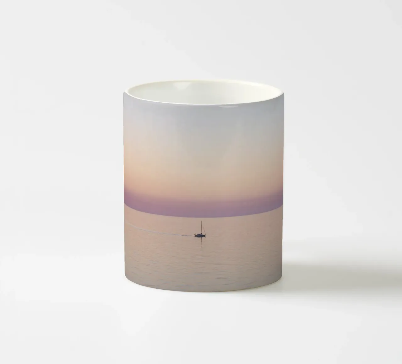 Boot im rosafarbenen Sonnenuntergang tazza in ceramica da Stina Freytag