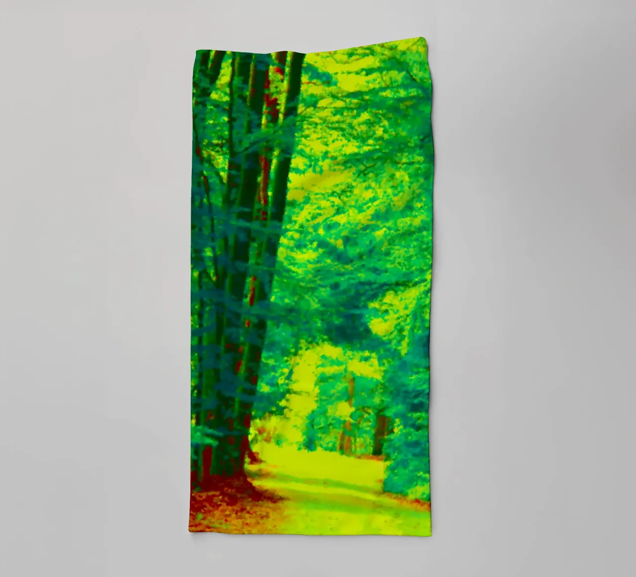 Ein Weg im Wald im Sommer Handtuch von Something for you