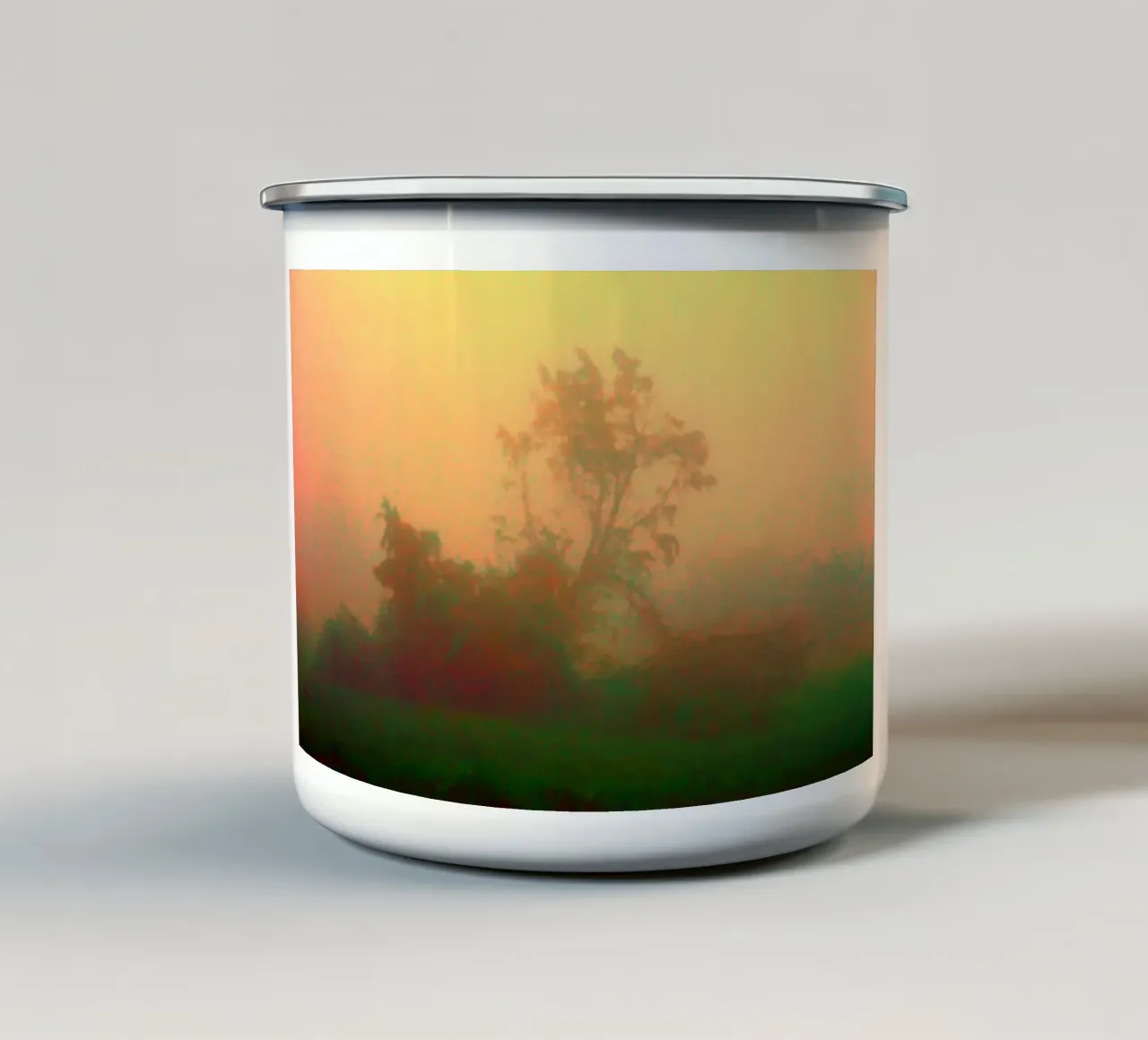 Un albero solitario nella nebbia tazza in smalto da Something for you