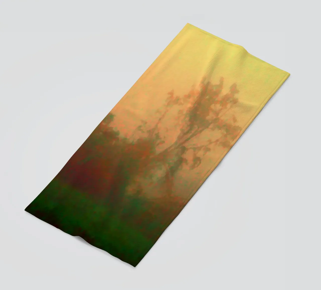 Un arbre solitaire dans le brouillard serviette de plage de Something for you