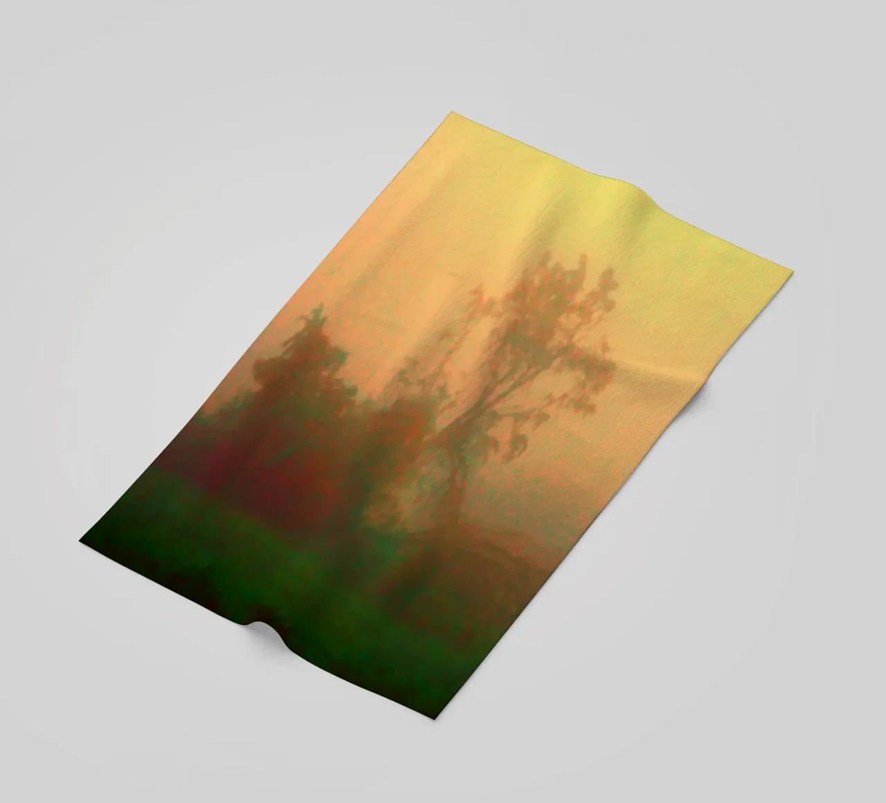 Un arbre solitaire dans le brouillard serviette de plage de Something for you
