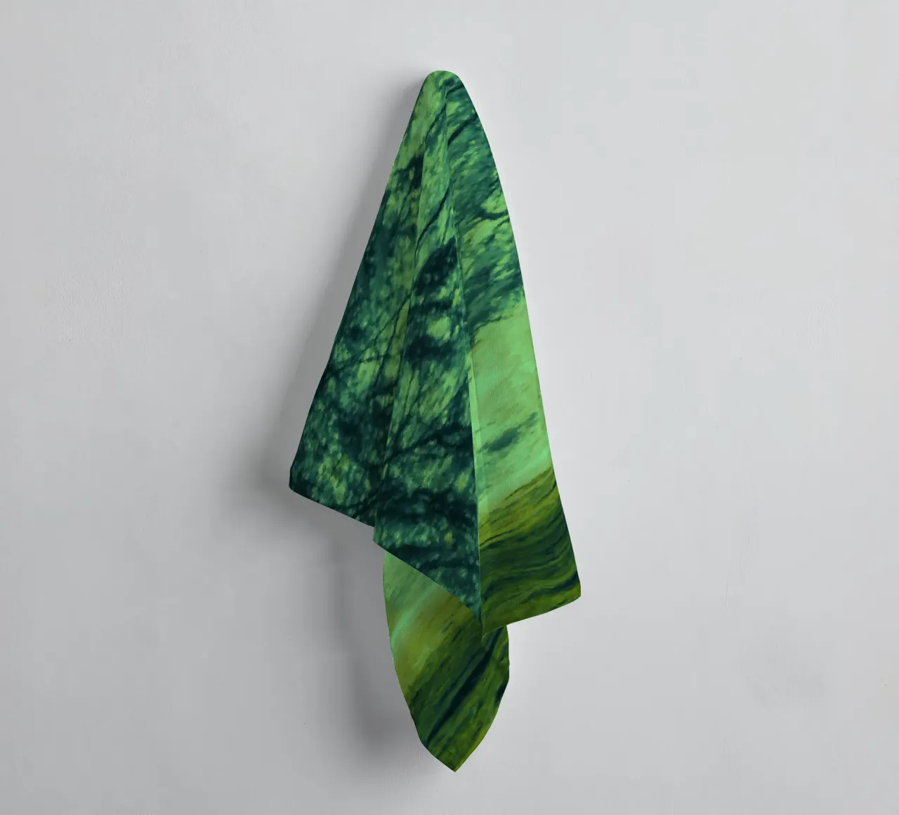 Ein Weg im Wald im Sommer Handtuch von Something for you