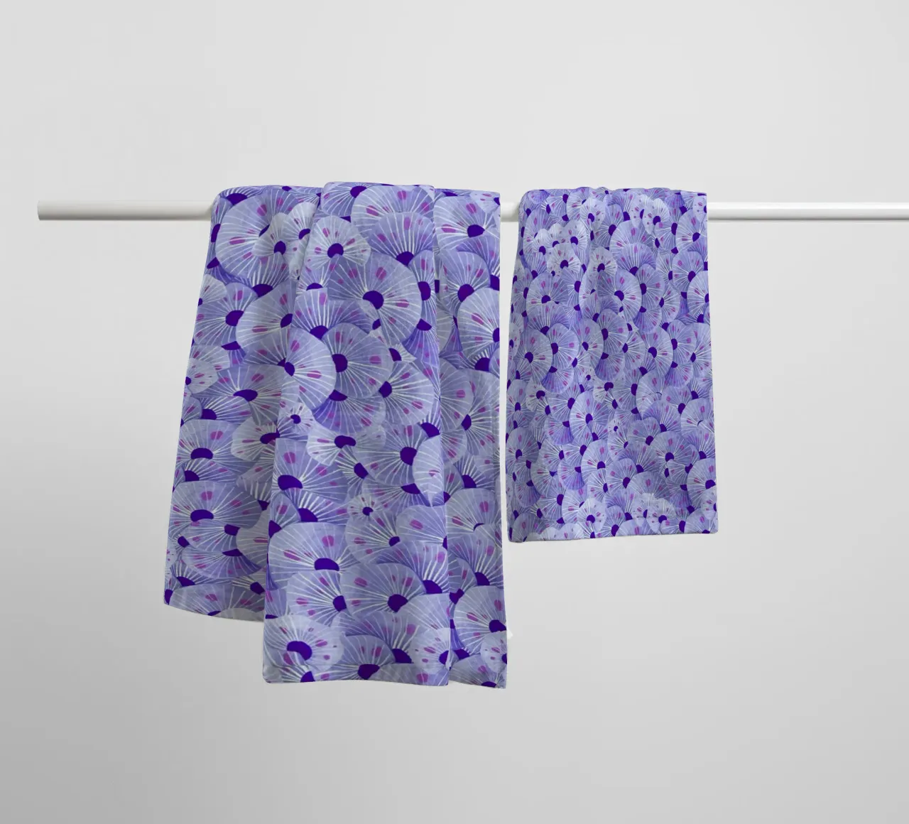 Fantom Fifi Art - Korallenmuster Lila asciugamano da bagno da The Artcircle