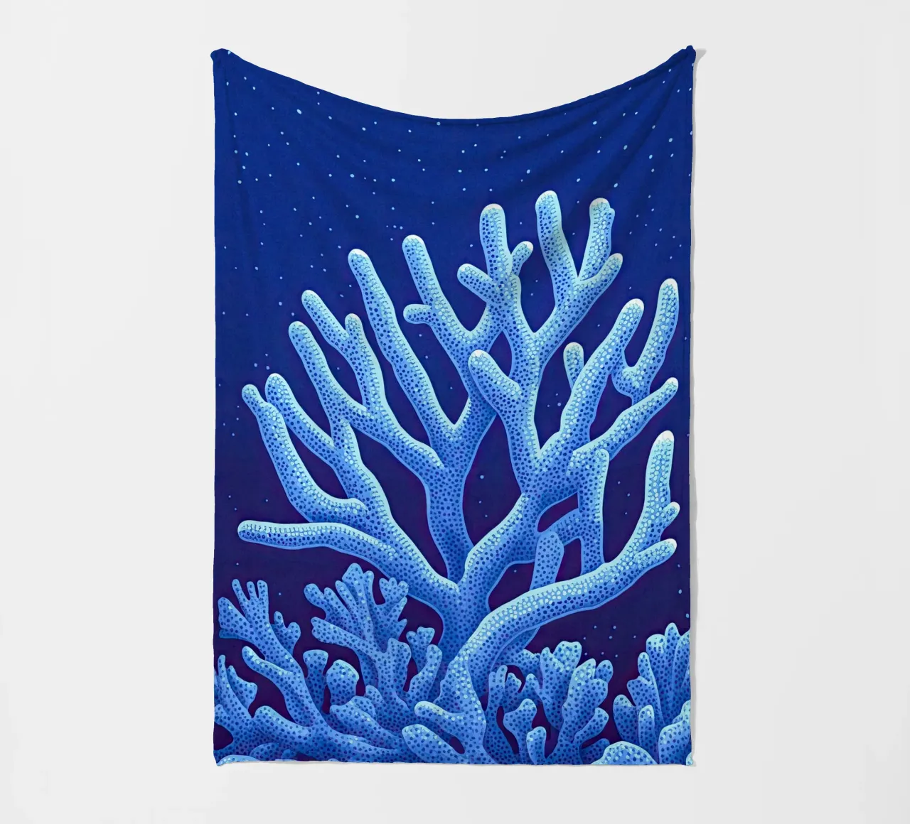 Die Mitternachtskorallen Fleecedecke von The Sea