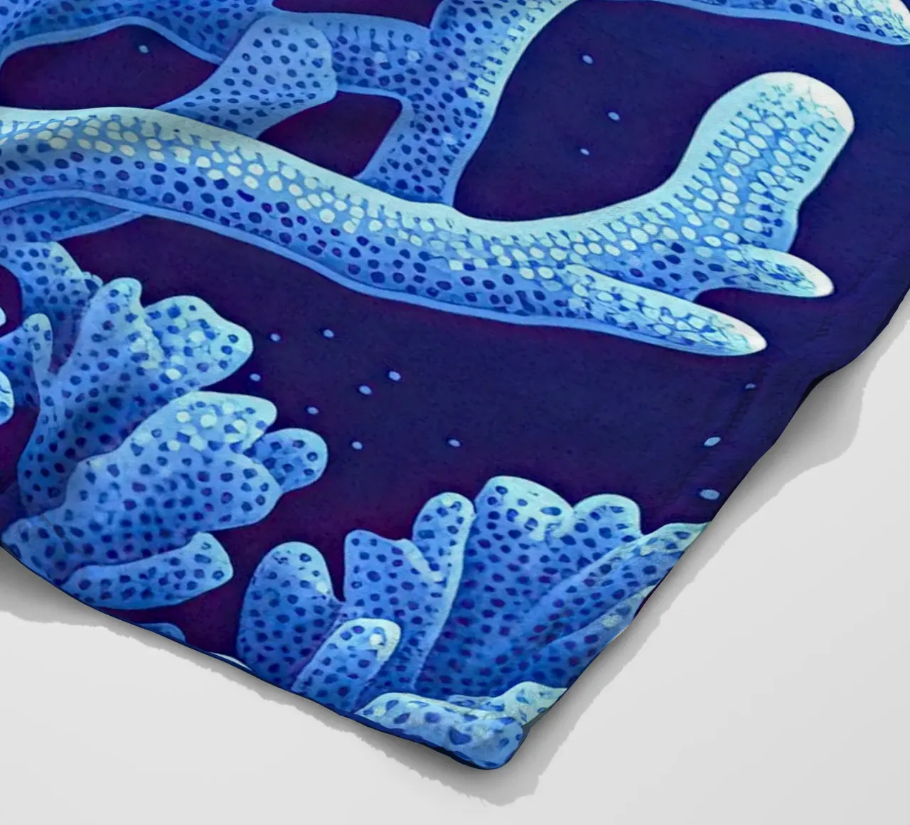 Die Mitternachtskorallen Fleecedecke von The Sea