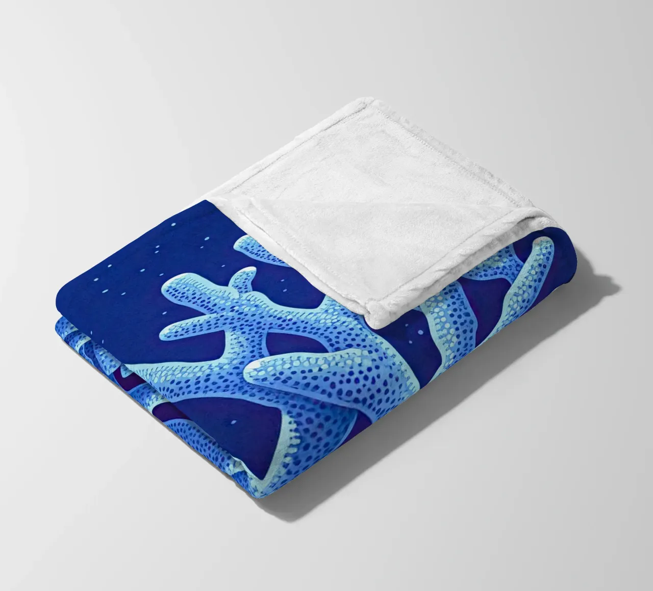 Die Mitternachtskorallen Fleecedecke von The Sea