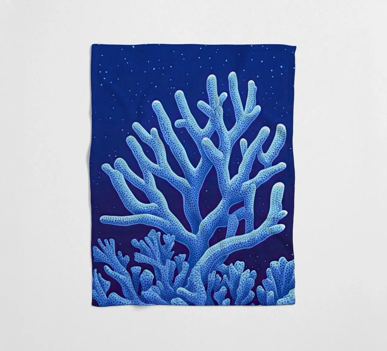 Die Mitternachtskorallen Fleecedecke von The Sea