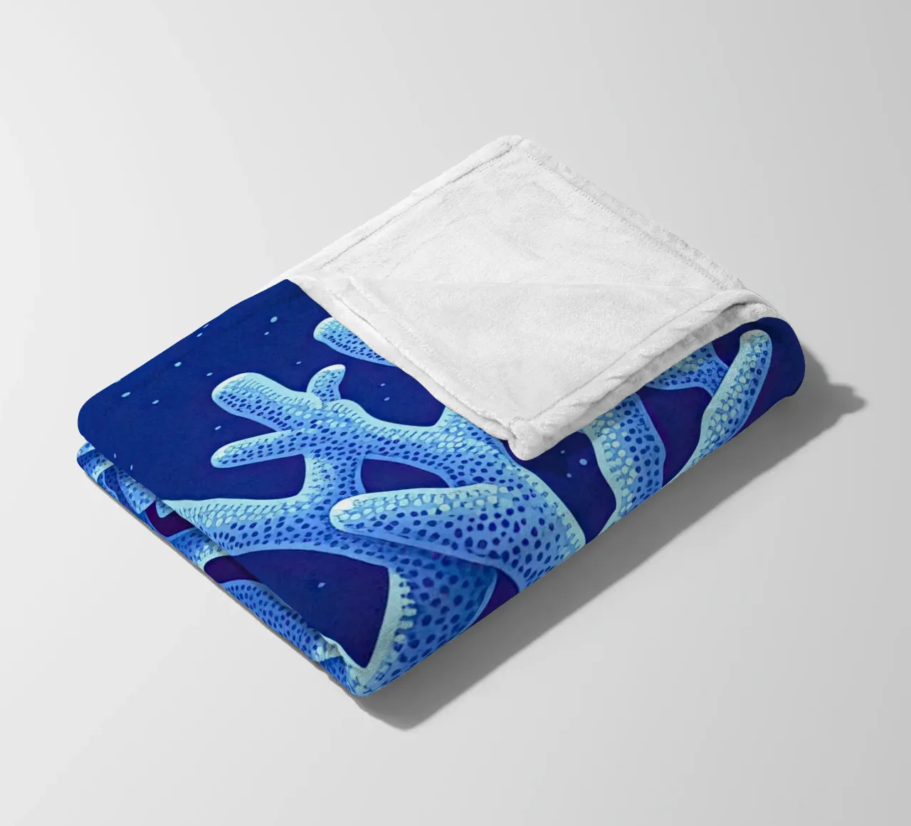 Die Mitternachtskorallen Fleecedecke von The Sea