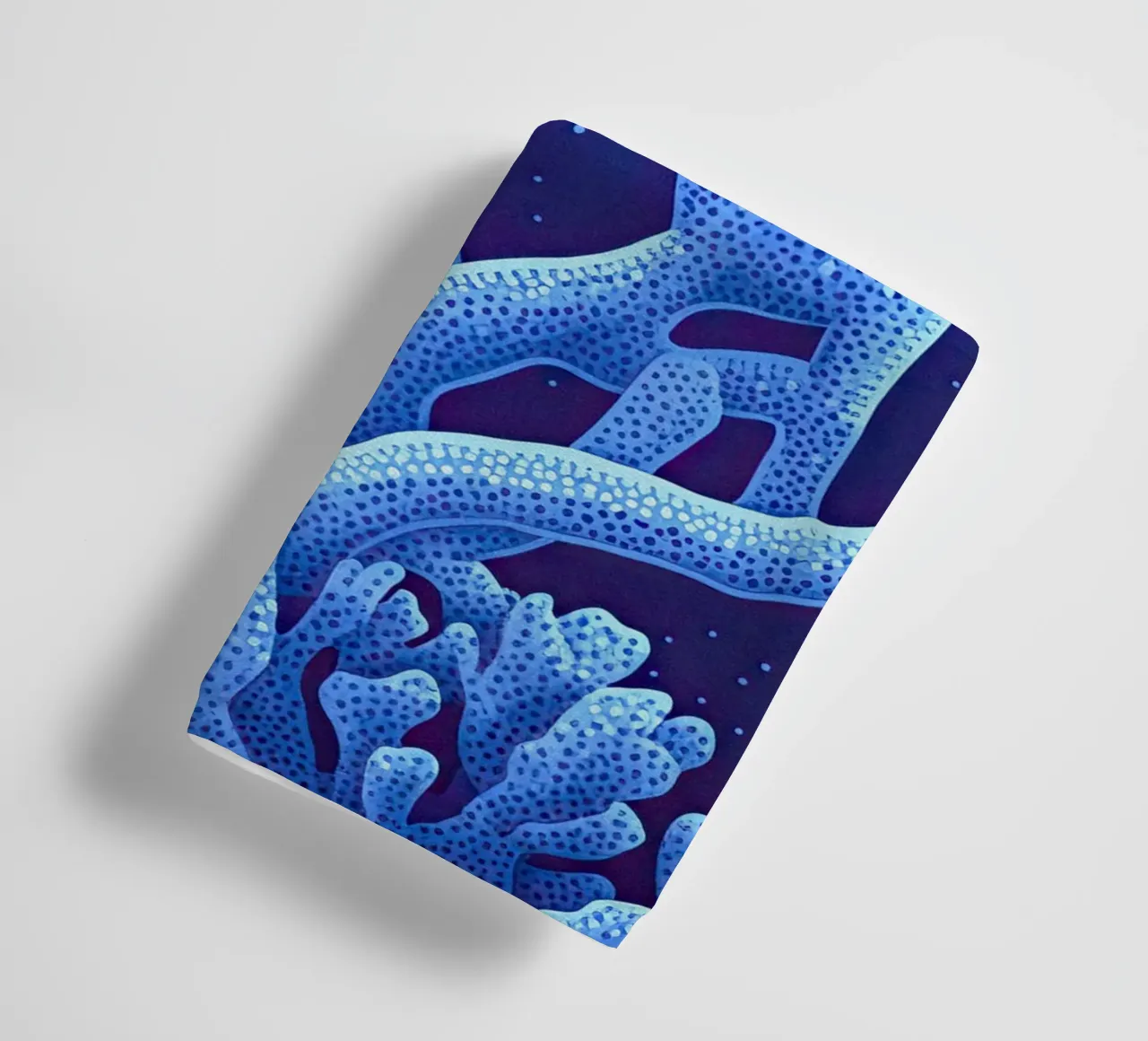 Die Mitternachtskorallen Handtuch von The Sea