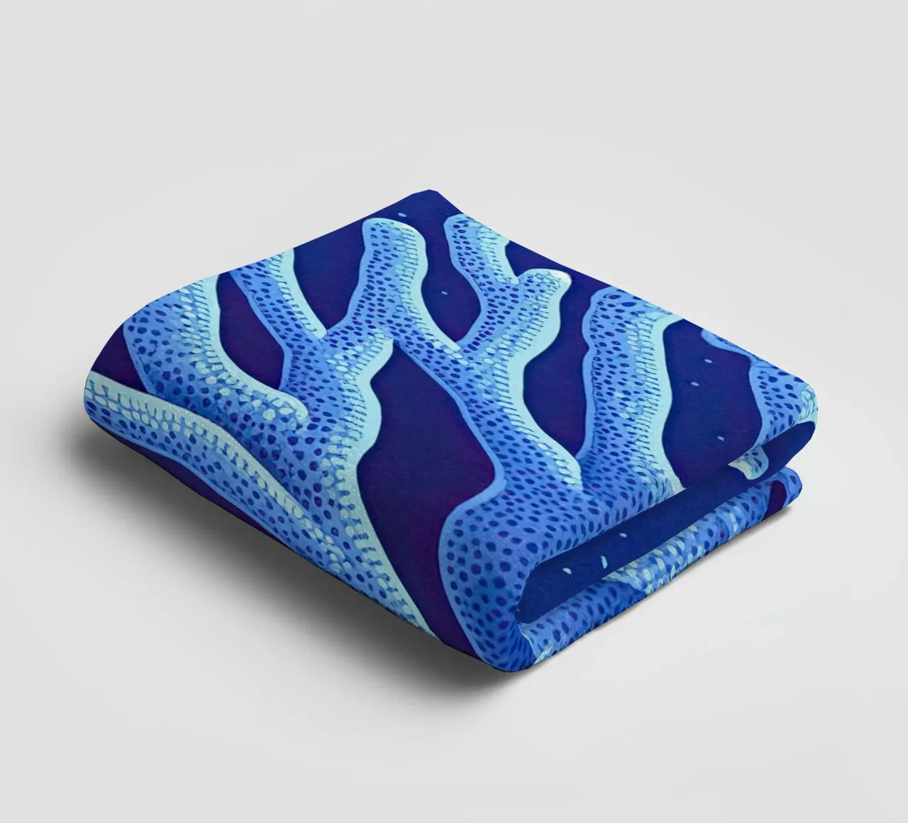 Die Mitternachtskorallen Handtuch von The Sea