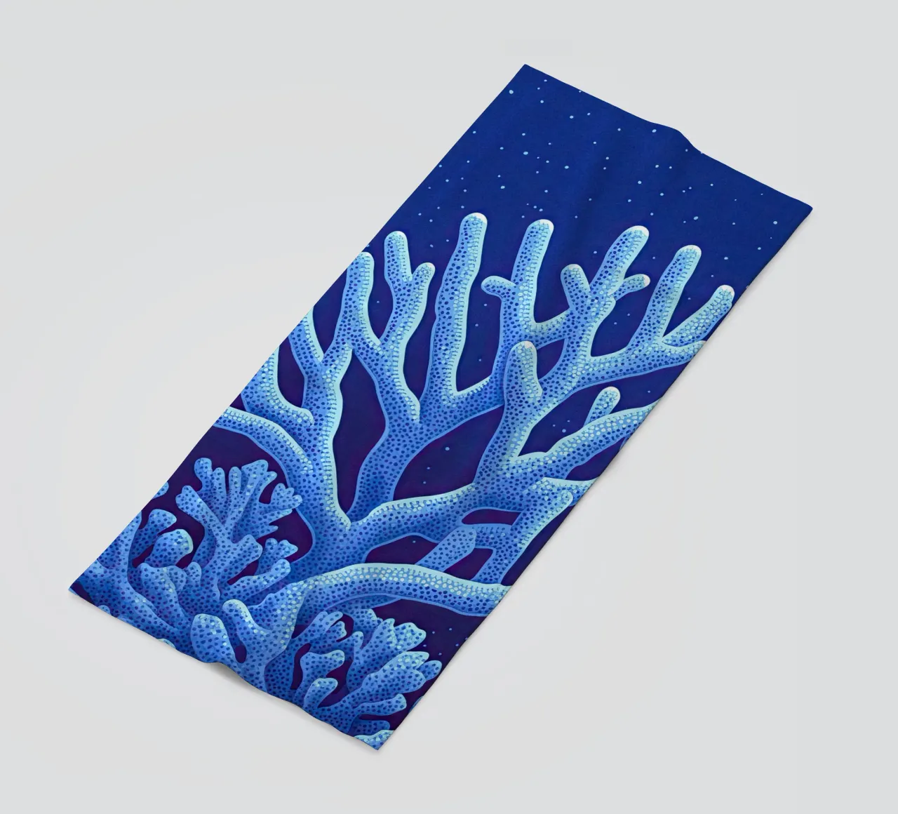 Die Mitternachtskorallen Strandtuch von The Sea