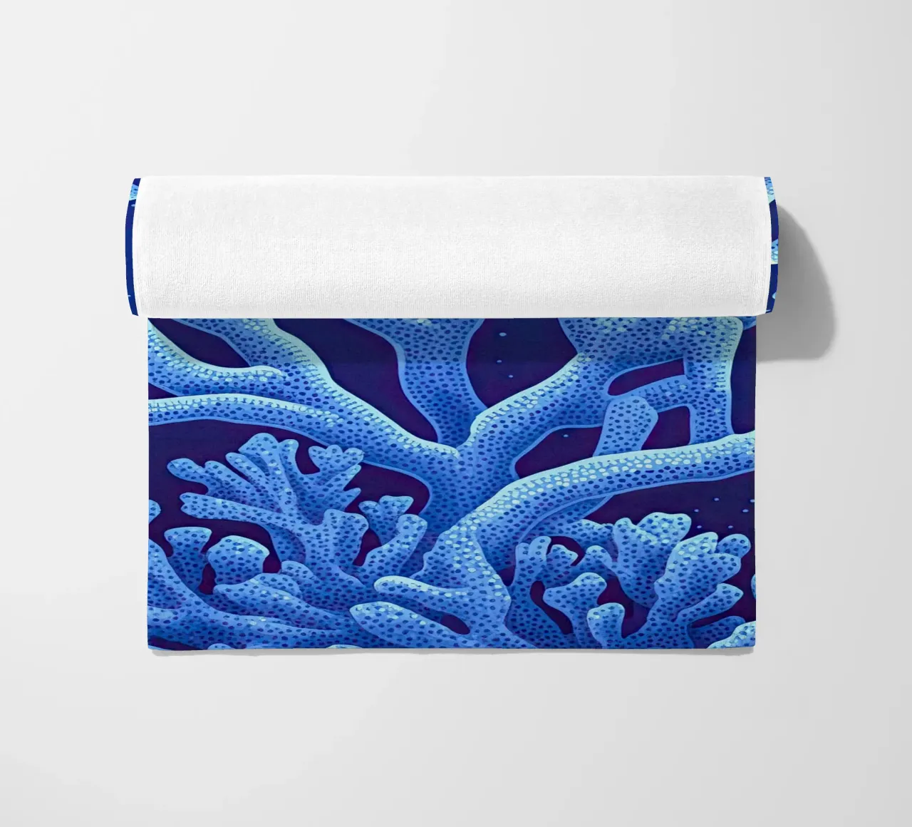 Die Mitternachtskorallen Strandtuch von The Sea