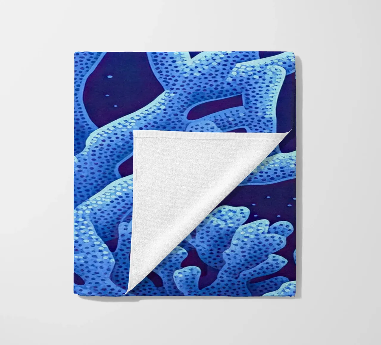 Die Mitternachtskorallen Strandtuch von The Sea