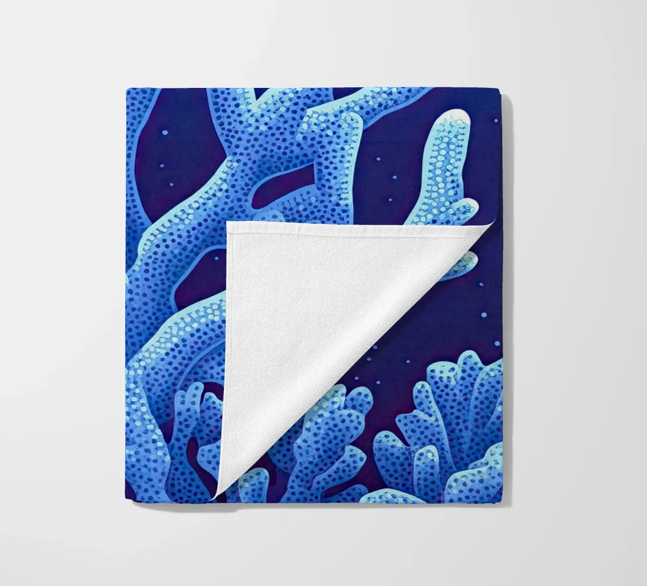 Die Mitternachtskorallen Strandtuch von The Sea