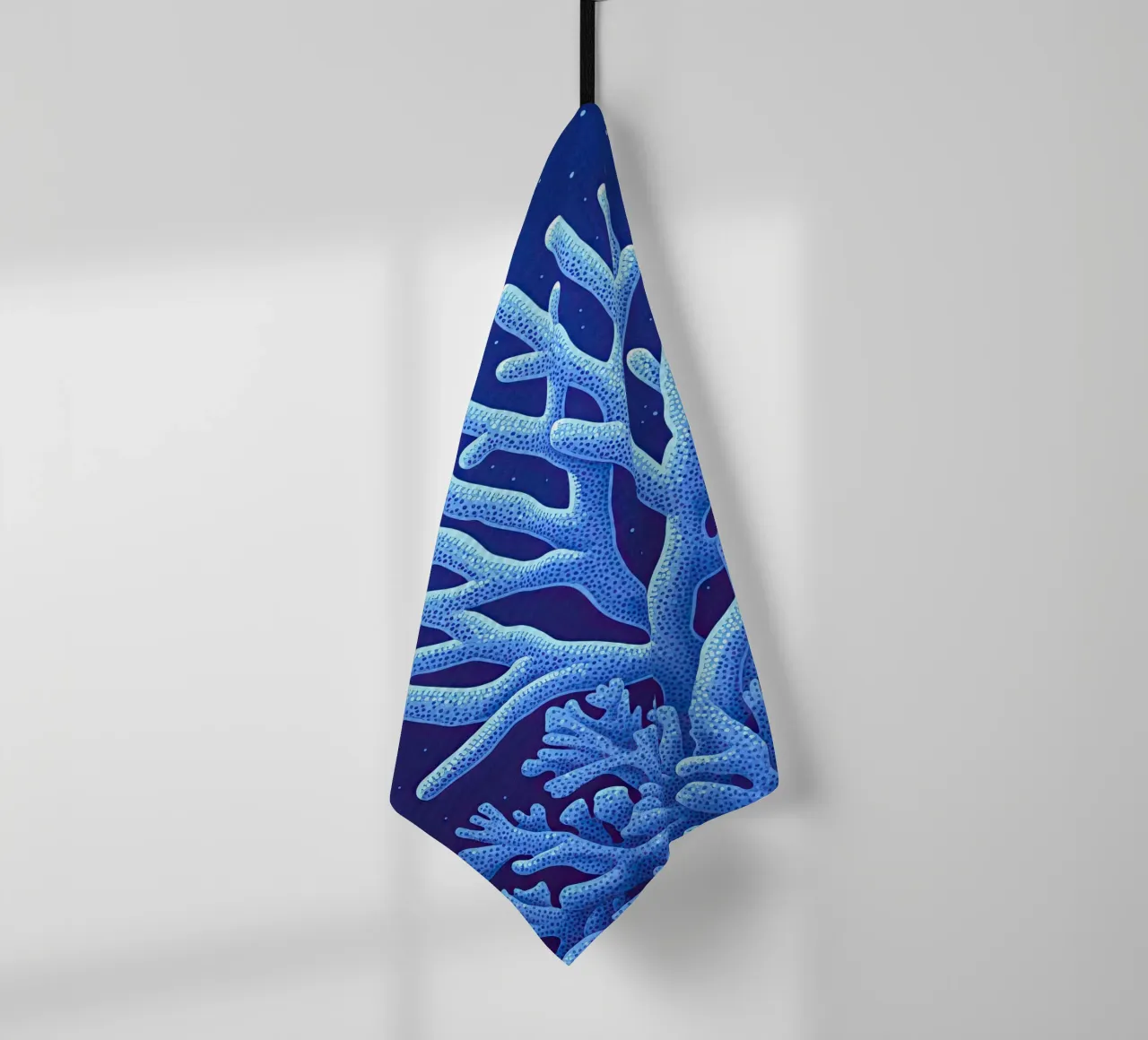 Die Mitternachtskorallen Geschirrtuch von The Sea