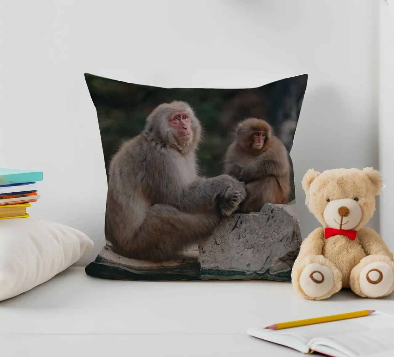 Scimmie delle nevi a Nagano, Giappone cuscino da Marcel Bisig