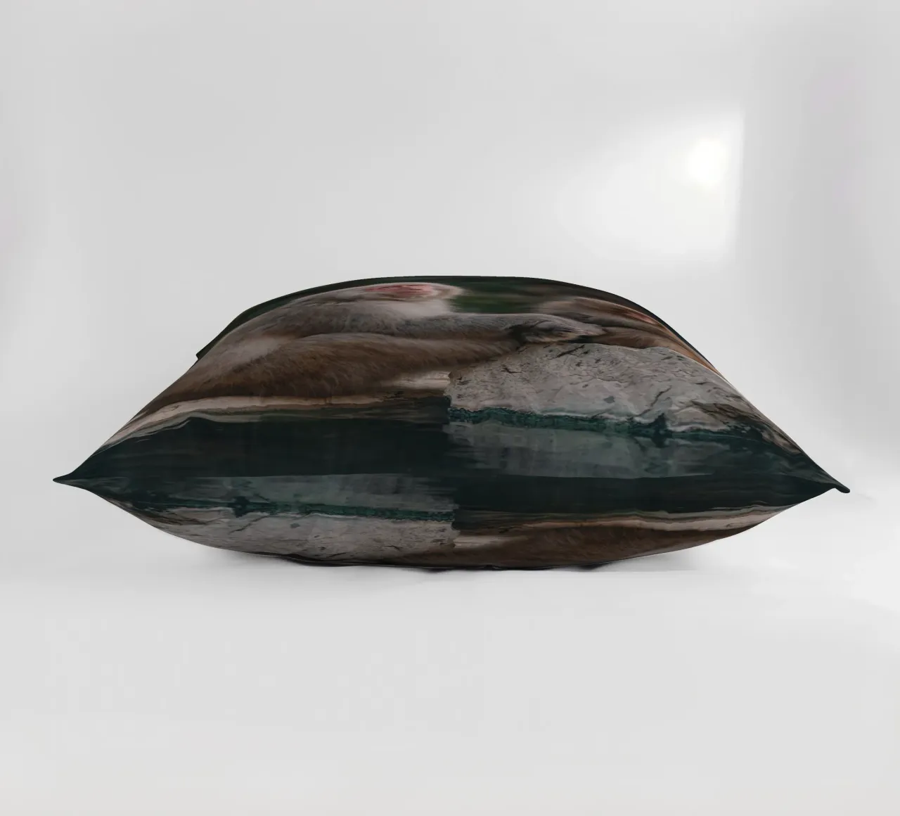 Scimmie delle nevi a Nagano, Giappone cuscino da Marcel Bisig