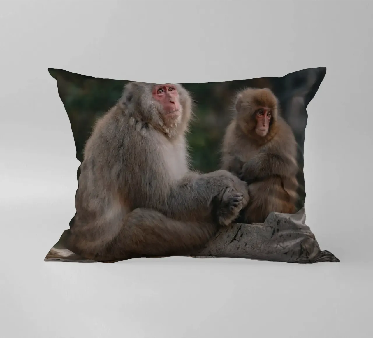 Scimmie delle nevi a Nagano, Giappone cuscino da Marcel Bisig