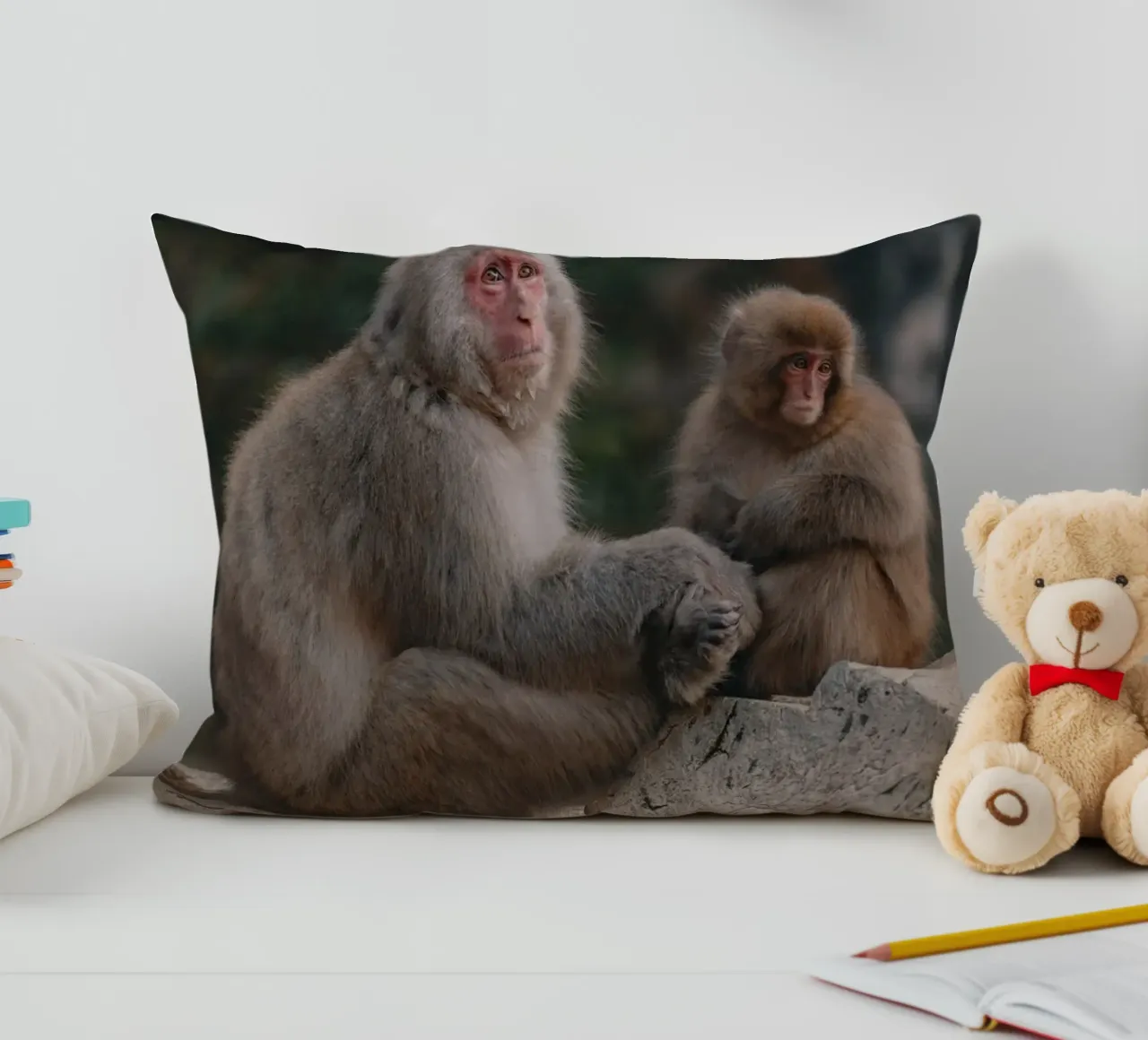 Scimmie delle nevi a Nagano, Giappone cuscino da Marcel Bisig