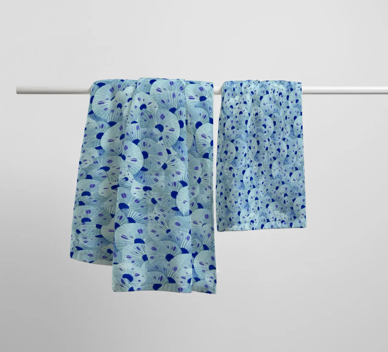 Fantom Fifi Art - Korallenmuster blau asciugamano da bagno da The Artcircle