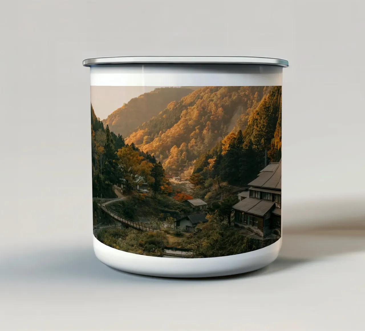 Valle delle sorgenti calde in autunno - Nagano, Giappone tazza in smalto da Marcel Bisig