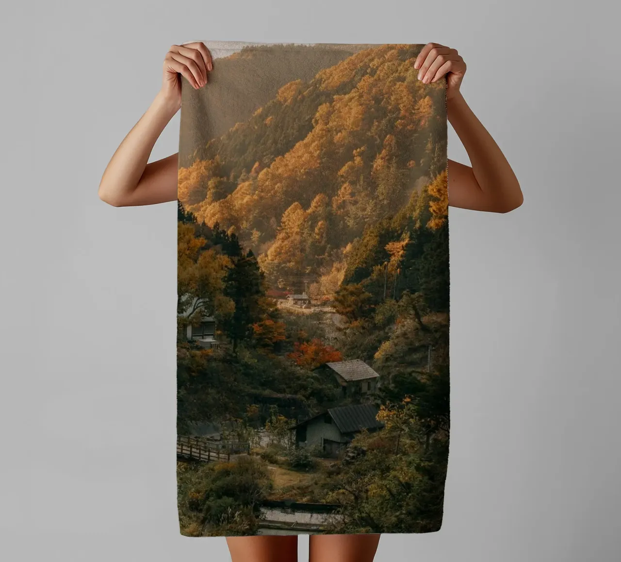 Valle delle sorgenti calde in autunno - Nagano, Giappone asciugamano da bagno da Marcel Bisig