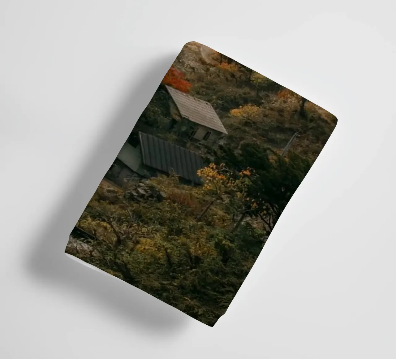 Valle delle sorgenti calde in autunno - Nagano, Giappone asciugamano da bagno da Marcel Bisig