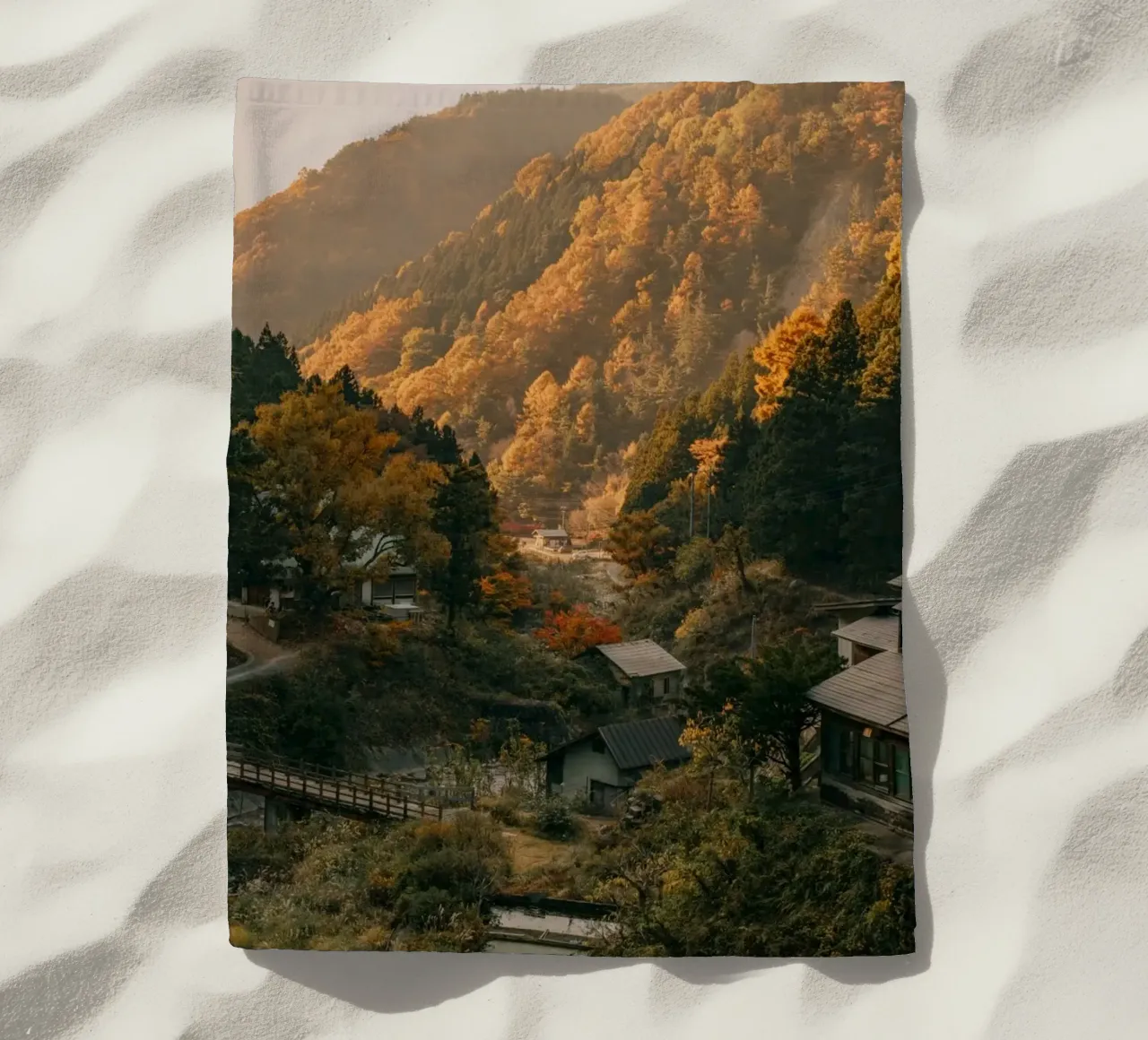 Valle delle sorgenti calde in autunno - Nagano, Giappone telo mare da Marcel Bisig