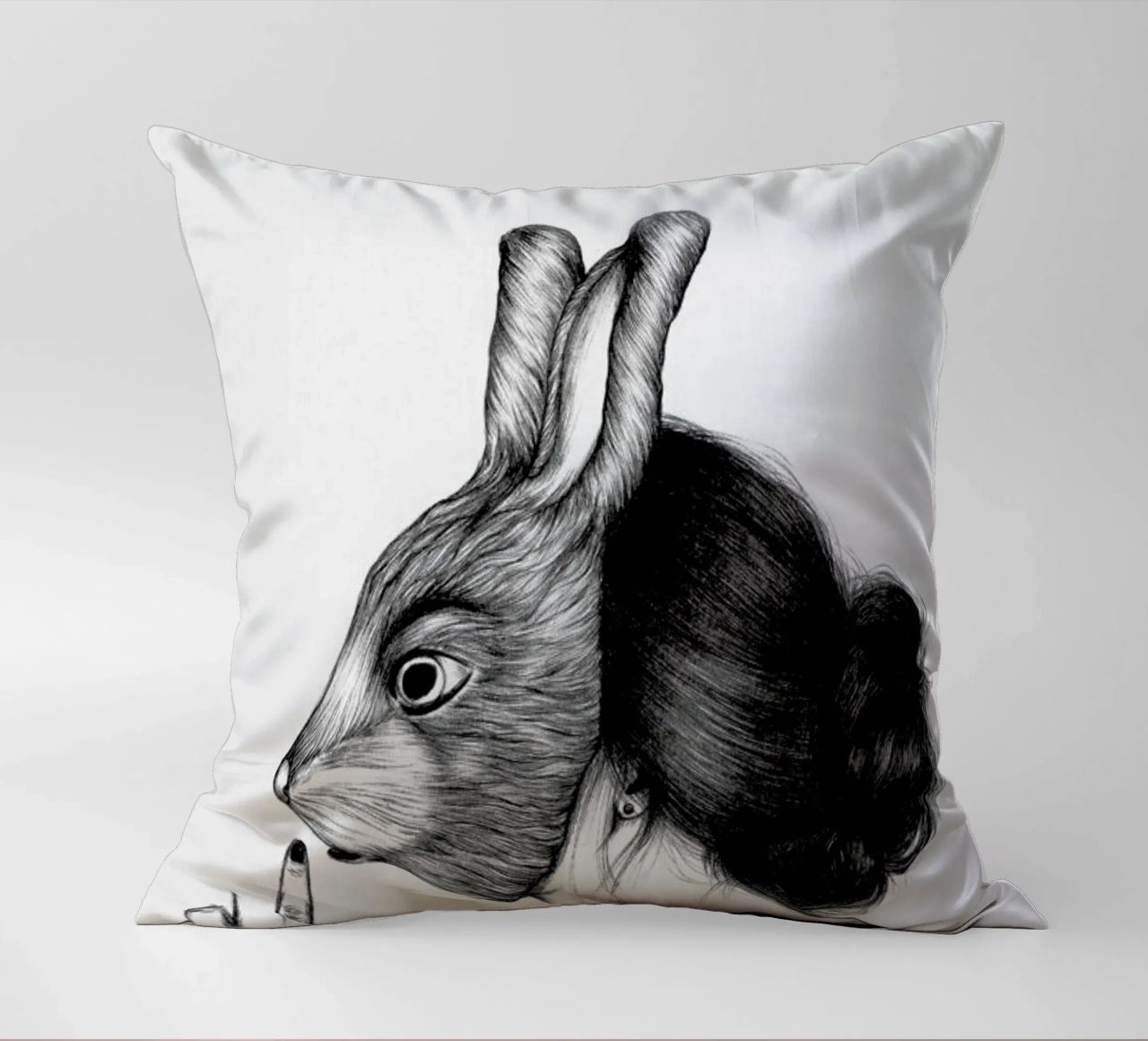 Peculiar Rabbit cuscino da The White Deer