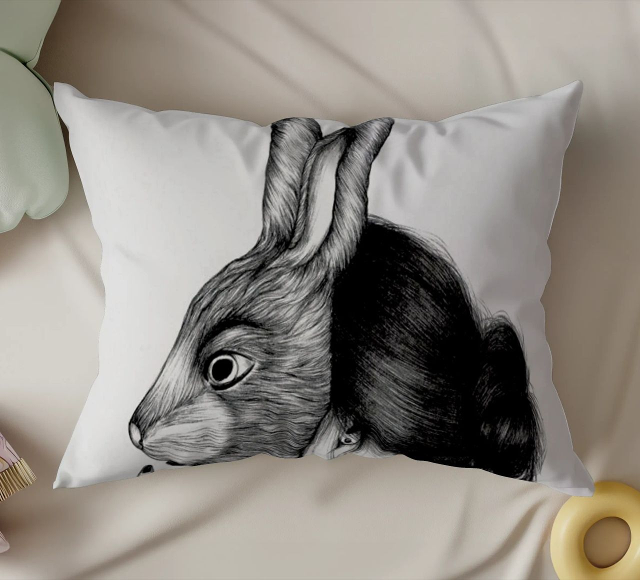 Peculiar Rabbit cuscino da The White Deer