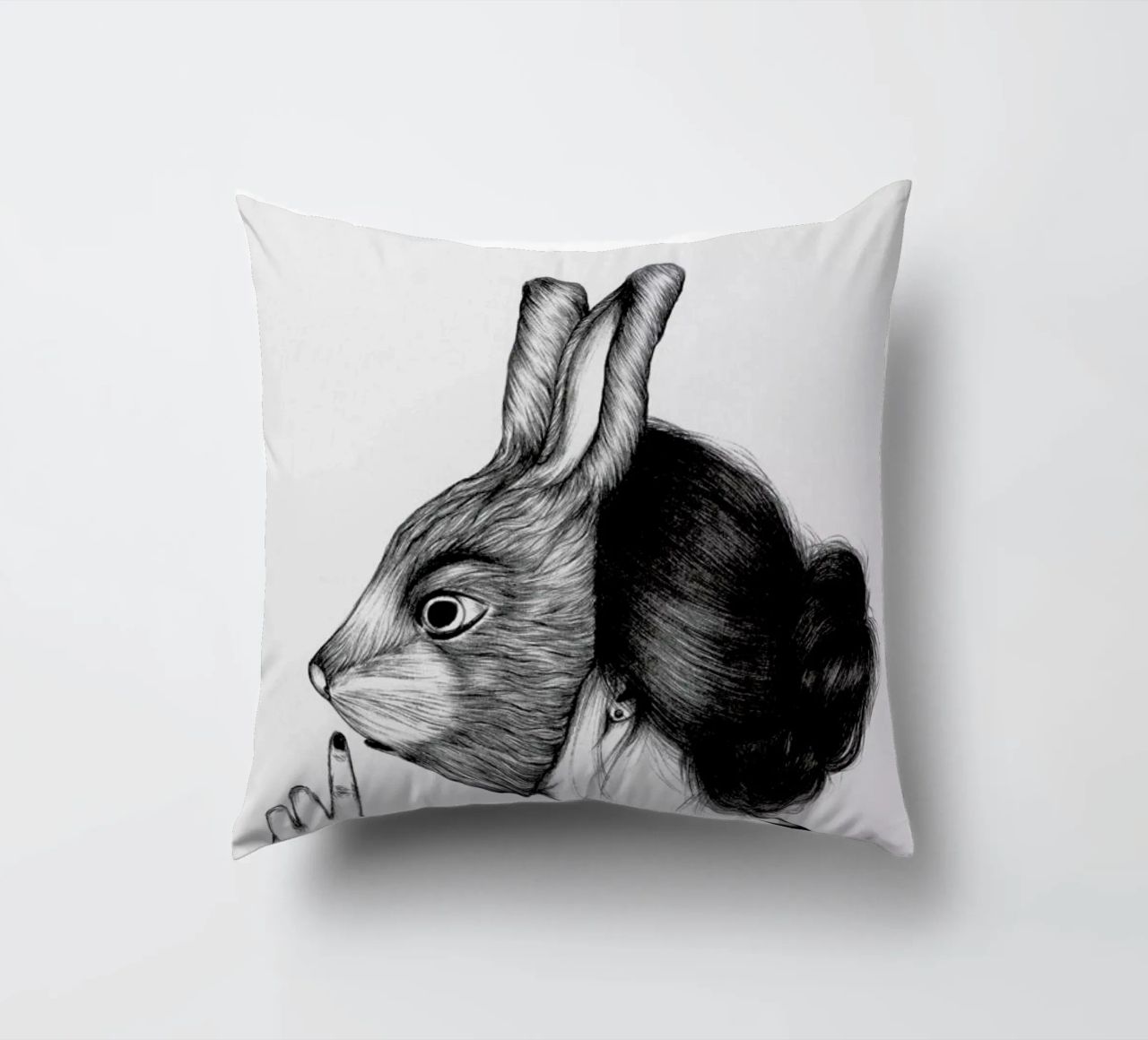 Peculiar Rabbit cuscino da The White Deer