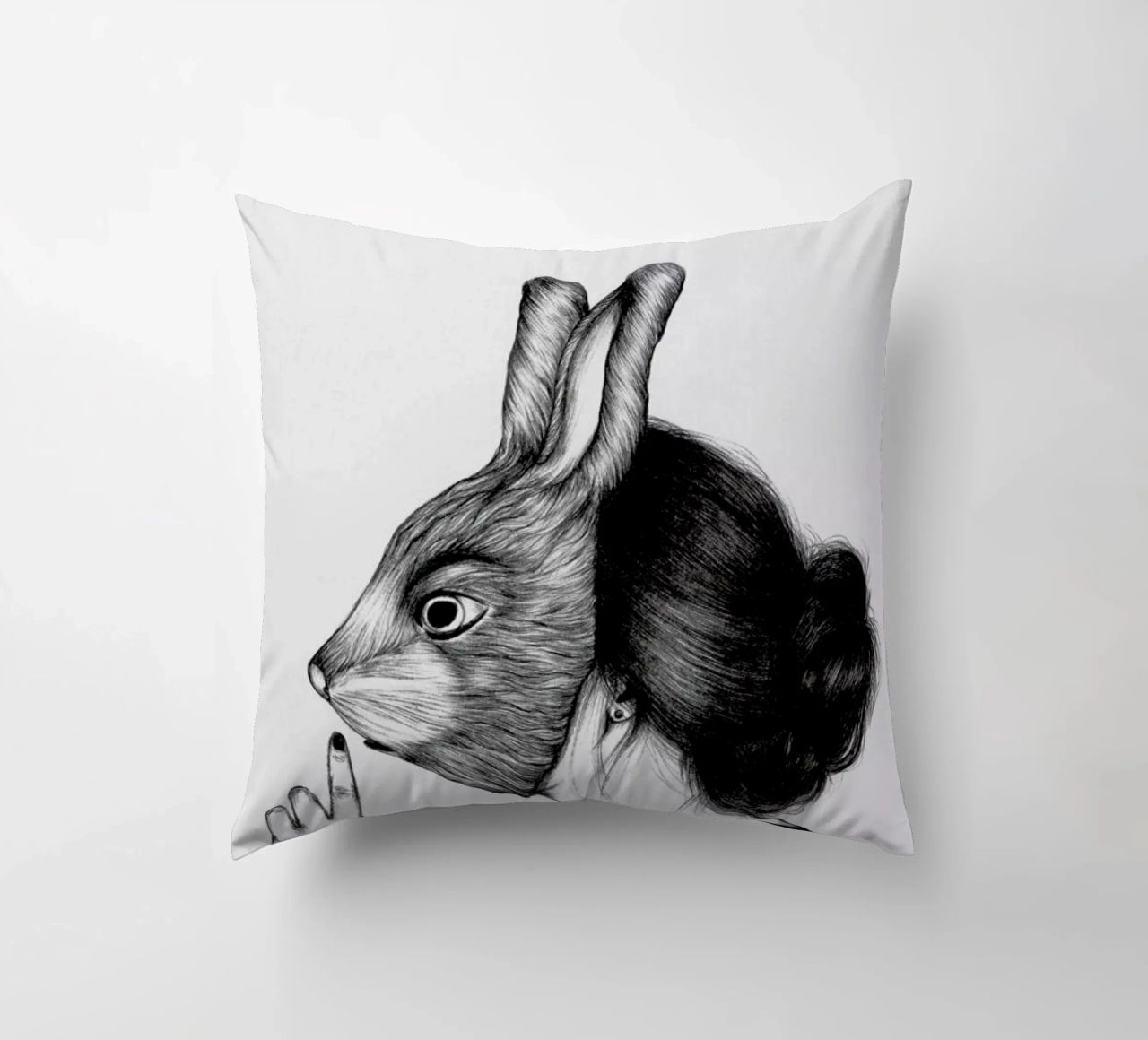 Peculiar Rabbit cuscino da The White Deer