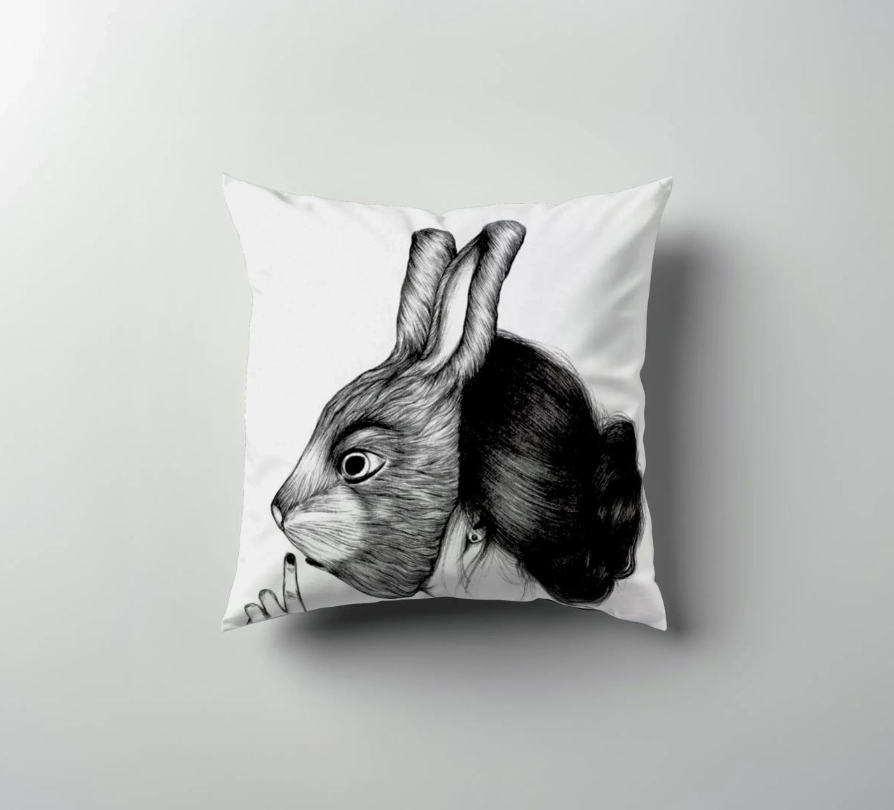 Peculiar Rabbit cuscino da The White Deer