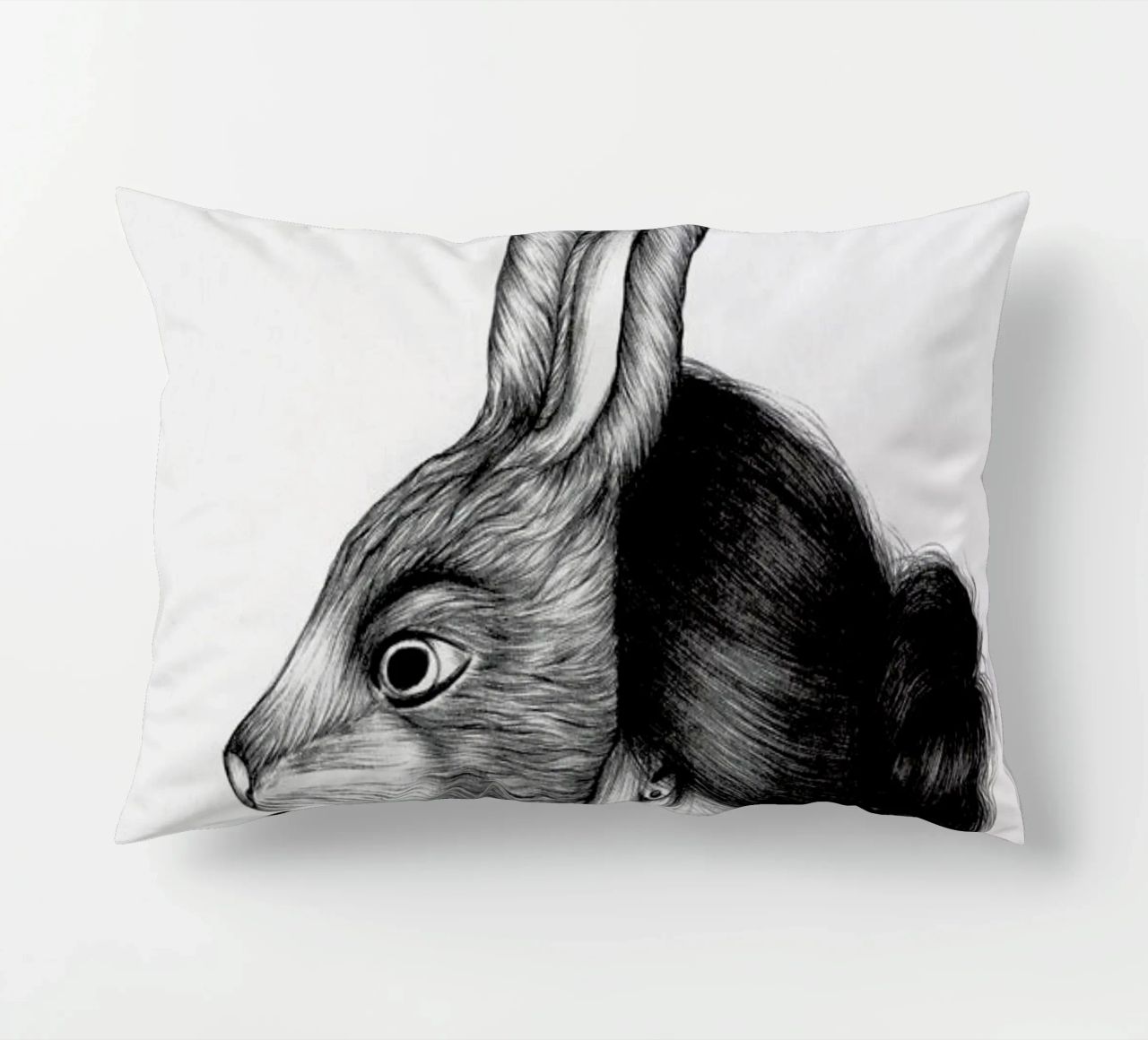 Peculiar Rabbit cuscino da The White Deer