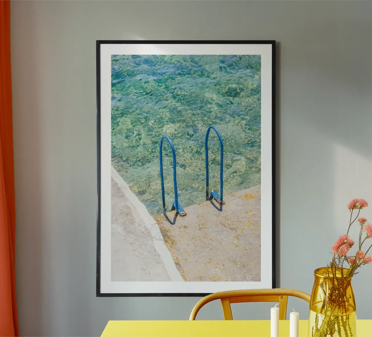 Milos, Grecia I Piscina mediterranea blu minimalista poster con telaio in plastica da Julie Travel Photography