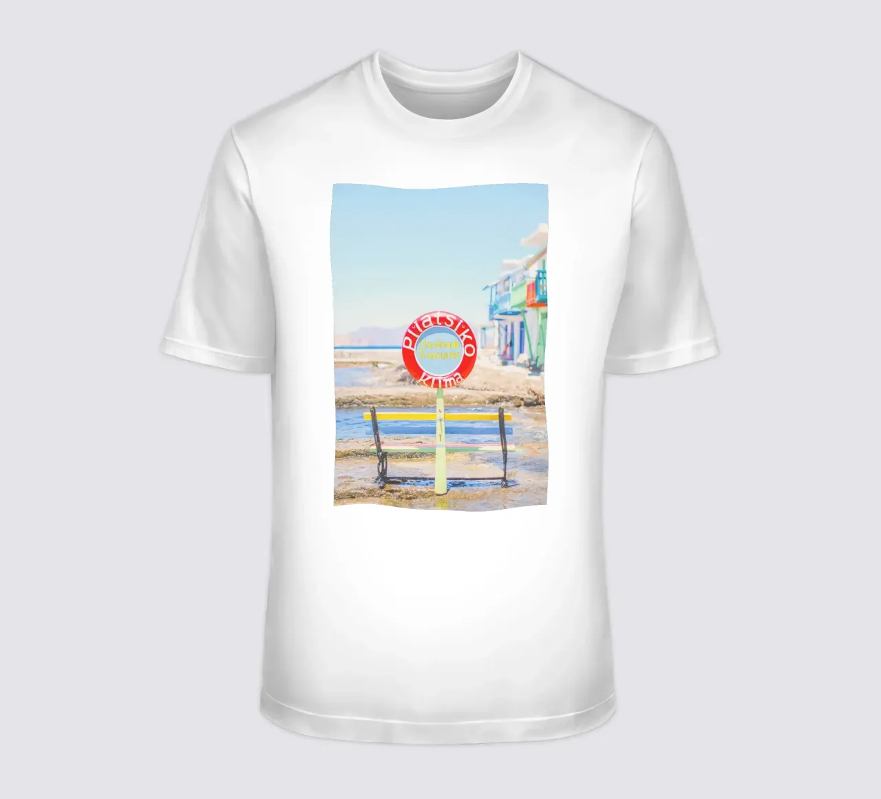 Milos, Grecia I Il piccolo e colorato villaggio di pescatori di Klima t-shirt da Julie Travel Photography