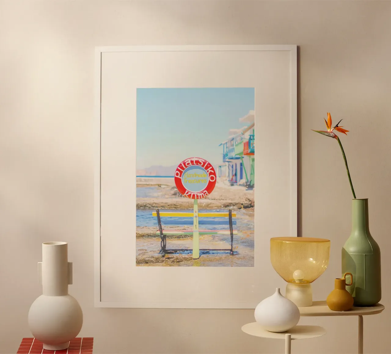 Milos, Grecia I Il piccolo e colorato villaggio di pescatori di Klima poster con telaio in legno da Julie Travel Photography