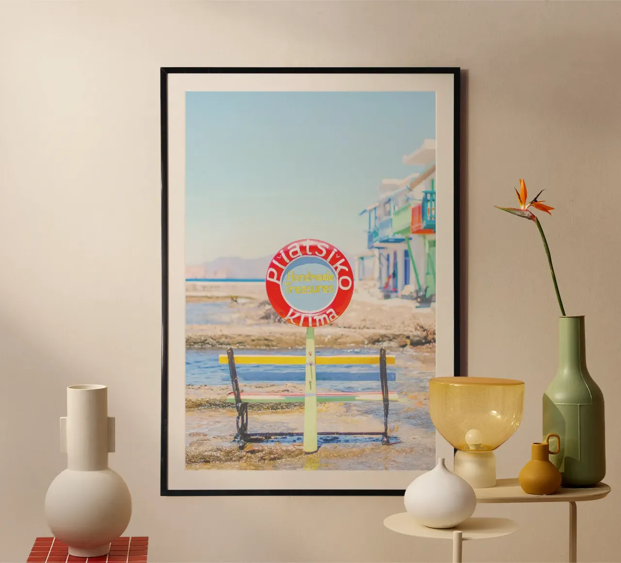 Milos, Grecia I Il piccolo e colorato villaggio di pescatori di Klima poster con telaio in legno da Julie Travel Photography