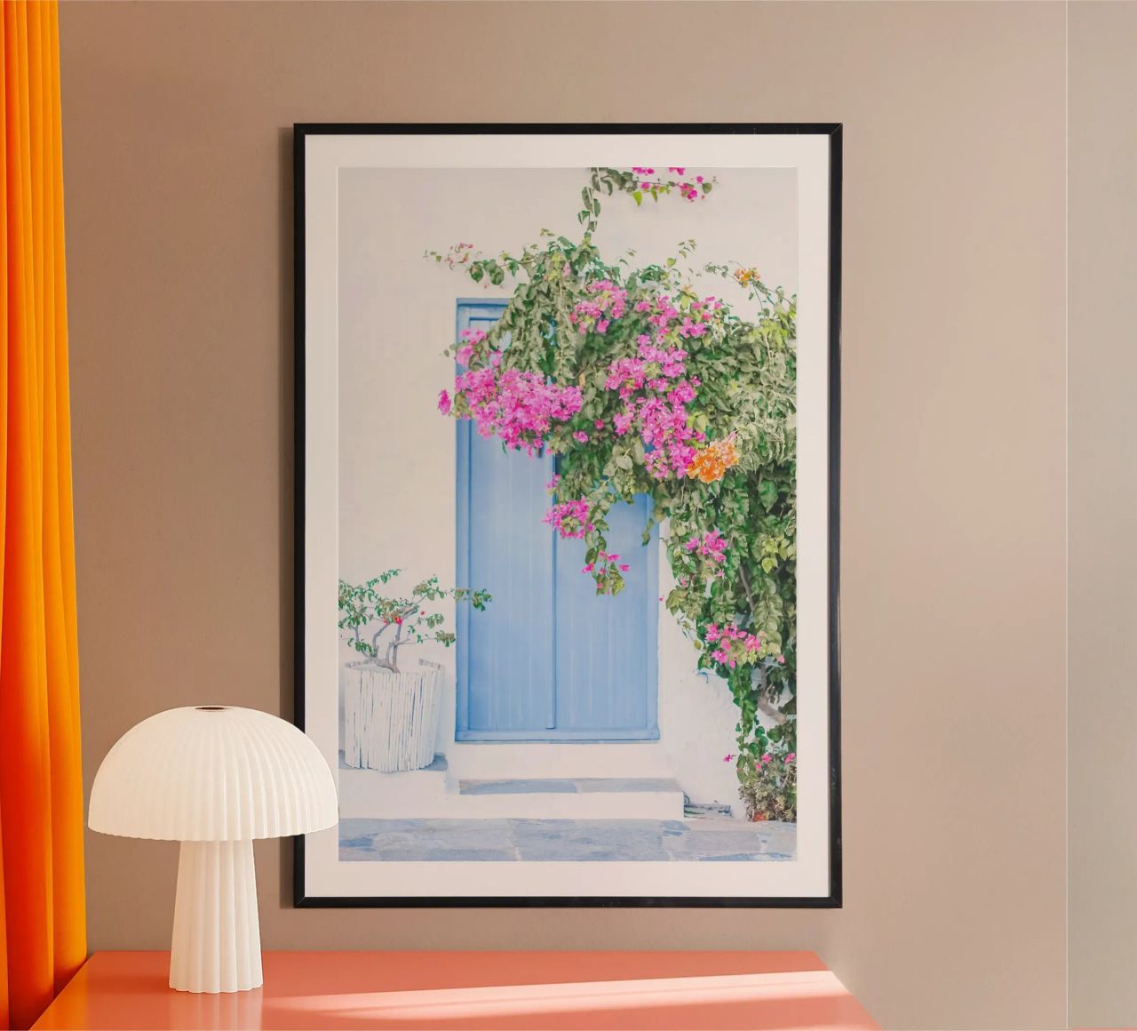 Milos, Griechenland I Blaue Tür mit rosa Blüten Bougainvillea Poster von Julie Travel Photography